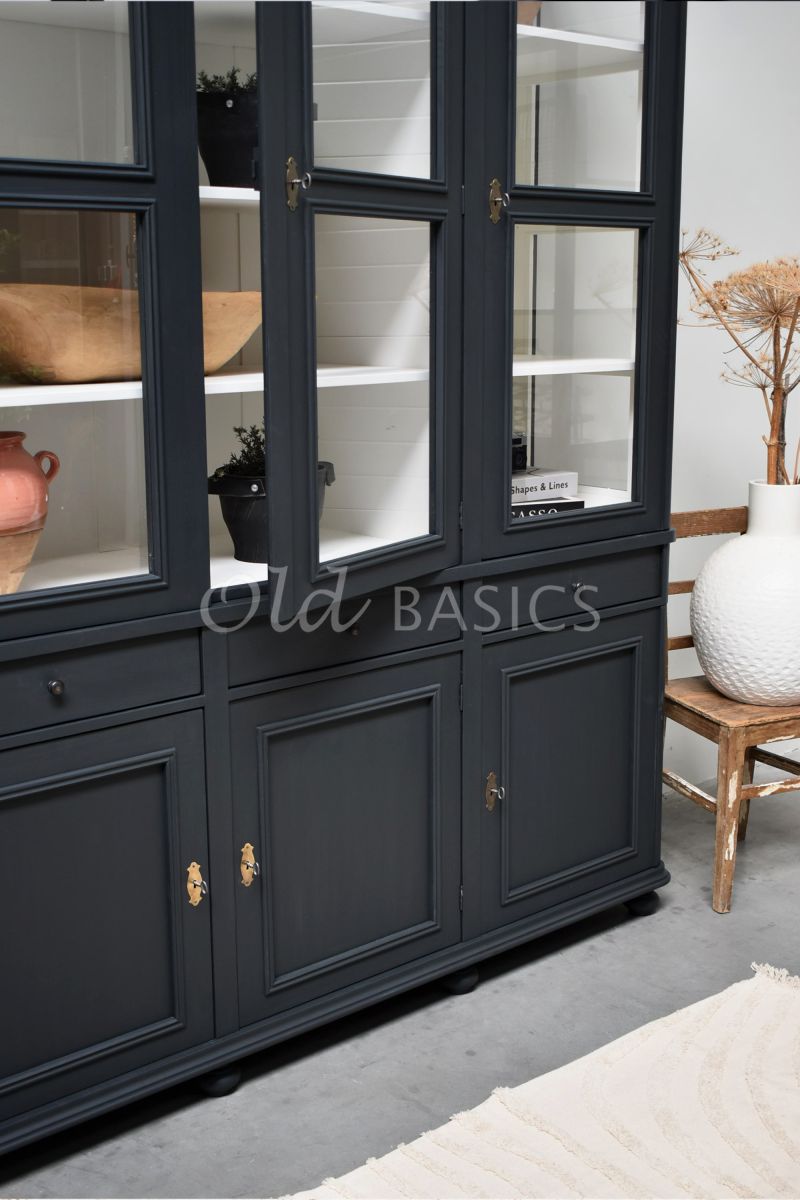 Detail van Vitrinekast Amiens, 3 deuren, RAL7021, grijs, zwart, materiaal hout